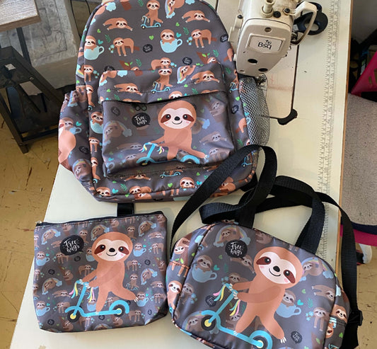 COMBO ESCOLAR MOCHILA MEDIANA CON BOLSILLO FRONTAL