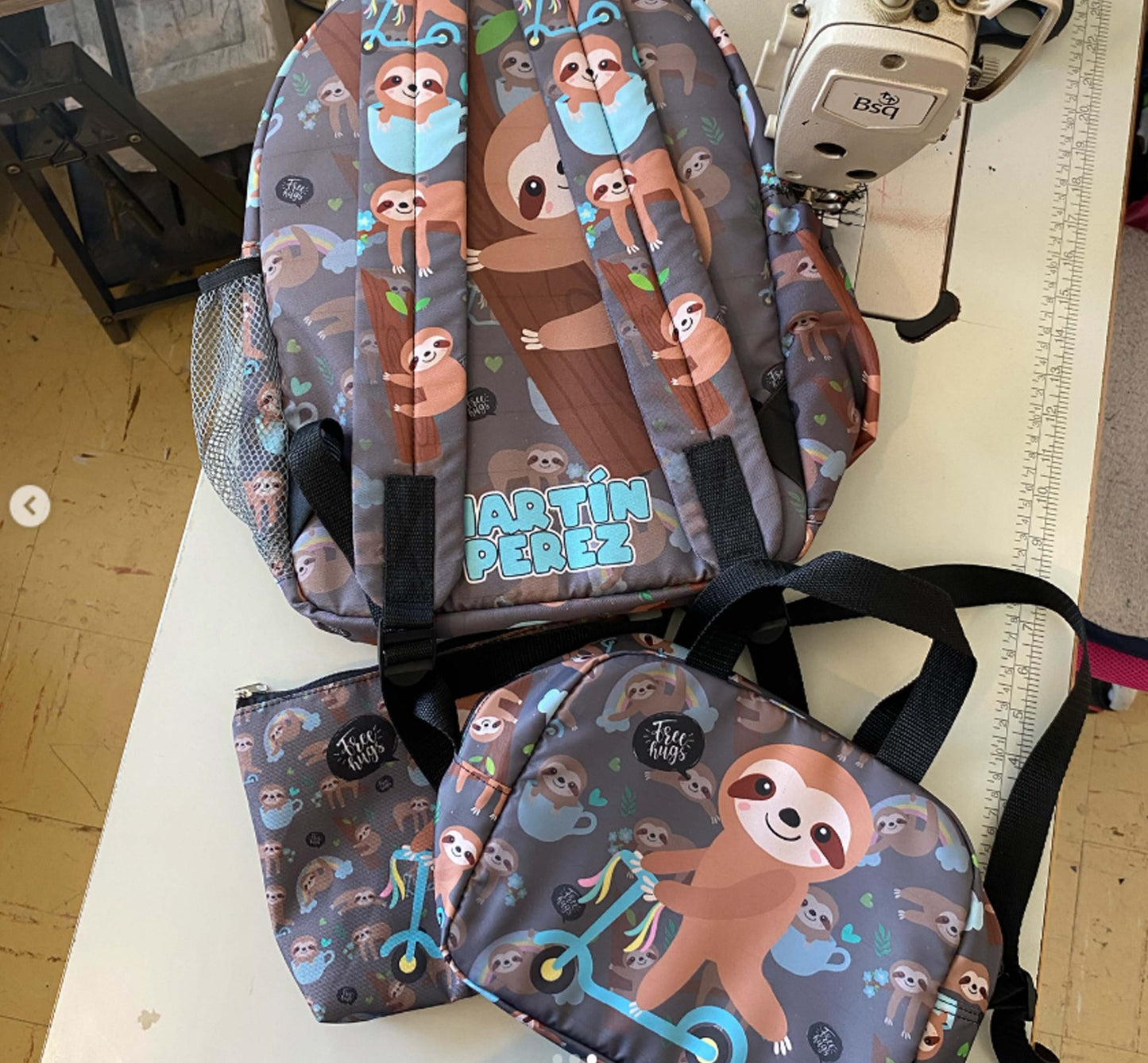 COMBO ESCOLAR MOCHILA MEDIANA CON BOLSILLO FRONTAL